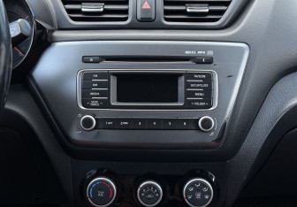 Подержанный автомобиль Kia Rio Sedan 2015 года (15 фото)