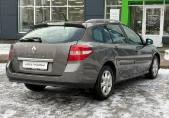 Подержанный автомобиль Renault Laguna Wagon 2008 года (5 фото)