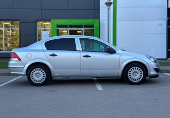 Подержанный автомобиль Opel Astra Sedan 2010 года (8 фото)