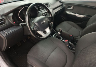 Подержанный автомобиль Kia Rio Hatchback 2014 года (10 фото)