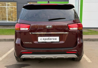 Подержанный автомобиль Kia Carnival 2015 года (6 фото)