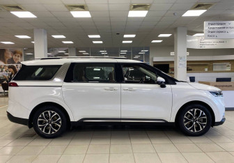 Подержанный автомобиль Kia Carnival 2023 года (4 фото)