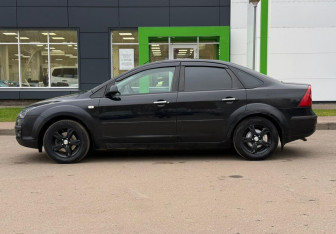 Подержанный автомобиль Ford Focus Sedan 2007 года (8 фото)