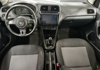 Подержанный автомобиль Volkswagen Polo Sedan 2011 года (10 фото)