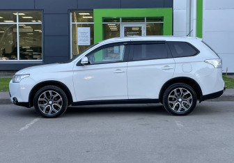 Подержанный автомобиль Mitsubishi Outlander 2014 года (8 фото)
