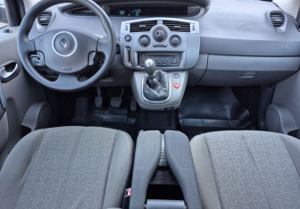 Подержанный автомобиль Renault Scenic 2008 года (11 фото)