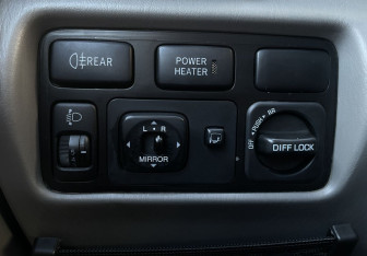 Подержанный автомобиль Toyota Land Cruiser Suv 2006 года (13 фото)