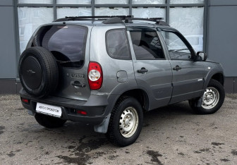 Подержанный автомобиль Chevrolet Niva 2011 года (6 фото)