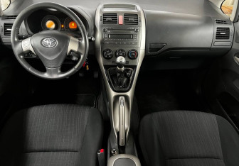 Подержанный автомобиль Toyota Auris Hatchback 2008 года (11 фото)