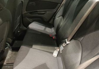 Подержанный автомобиль Kia Rio Sedan 2010 года (13 фото)