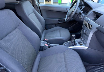 Подержанный автомобиль Opel Astra Sedan 2010 года (9 фото)