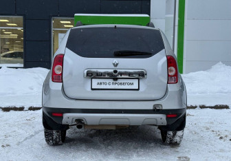 Подержанный автомобиль Renault Duster 2013 года (6 фото)