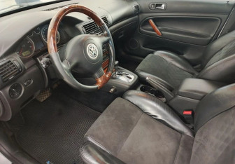 Подержанный автомобиль Volkswagen Passat Sedan 2002 года (9 фото)