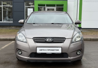 Подержанный автомобиль Kia Ceed Hatchback 2010 года (2 фото)