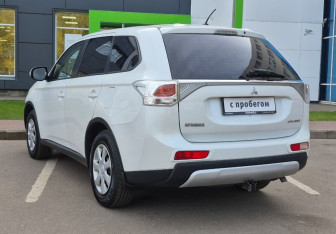Подержанный автомобиль Mitsubishi Outlander 2014 года (7 фото)