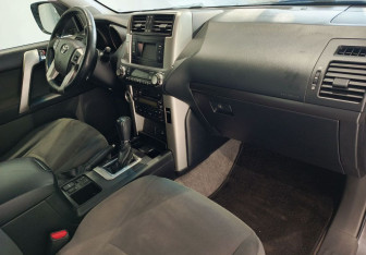 Подержанный автомобиль Toyota Land Cruiser Prado 2010 года (12 фото)