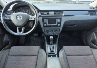 Подержанный автомобиль Skoda Rapid Liftback 2015 года (11 фото)