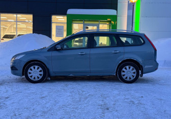 Подержанный автомобиль Ford Focus Wagon 2010 года (8 фото)