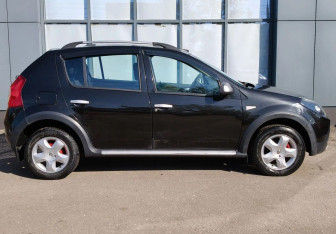 Подержанный автомобиль Renault Sandero 2012 года (4 фото)