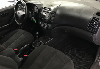 Подержанный автомобиль Hyundai Elantra Sedan 2006 года (11 фото)