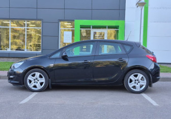 Подержанный автомобиль Opel Astra Hatchback 2014 года (8 фото)