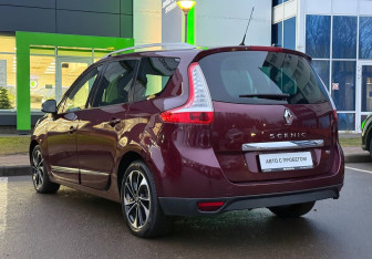 Подержанный автомобиль Renault Scenic 2015 года (7 фото)