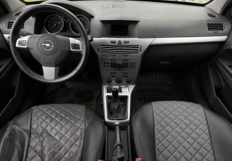 Подержанный автомобиль Opel Astra Wagon 2012 года (9 фото)