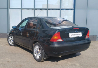 Подержанный автомобиль Ford Focus Sedan 2004 года (8 фото)