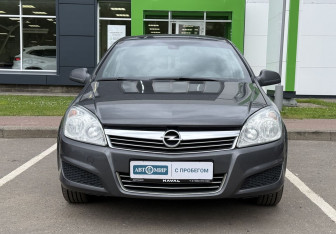 Подержанный автомобиль Opel Astra Wagon 2012 года (2 фото)