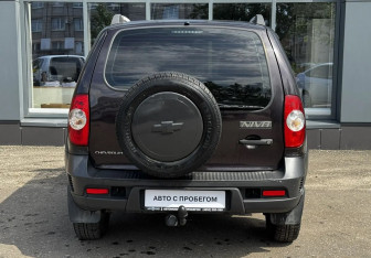 Подержанный автомобиль Chevrolet Niva 2015 года (8 фото)