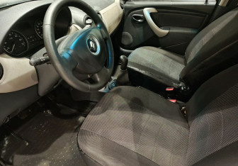 Подержанный автомобиль Renault Sandero 2012 года (11 фото)