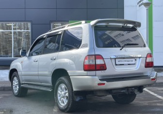 Подержанный автомобиль Toyota Land Cruiser Suv 2006 года (7 фото)