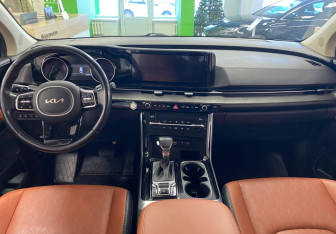Подержанный автомобиль Kia Carnival 2023 года (9 фото)