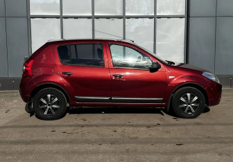 Подержанный автомобиль Renault Sandero 2011 года (8 фото)
