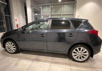 Подержанный автомобиль Toyota Auris Hatchback 2013 года (7 фото)