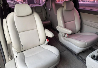 Подержанный автомобиль Kia Carnival 2015 года (10 фото)