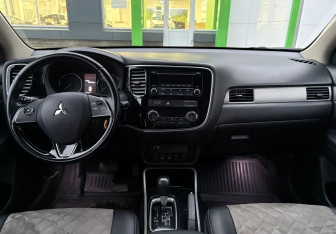 Подержанный автомобиль Mitsubishi Outlander 2017 года (11 фото)