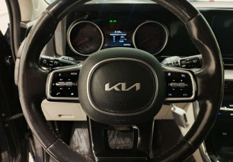 Подержанный автомобиль Kia Carnival 2021 года (15 фото)