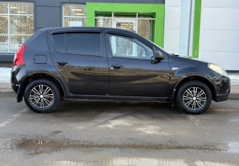 Подержанный автомобиль Renault Sandero 2011 года (4 фото)