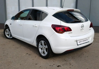 Подержанный автомобиль Opel Astra Hatchback 2011 года (8 фото)