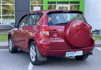 Подержанный автомобиль Toyota RAV4 2006 года (7 фото)