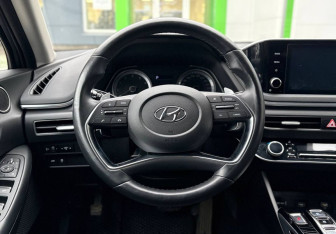 Подержанный автомобиль Hyundai Sonata 2020 года (13 фото)