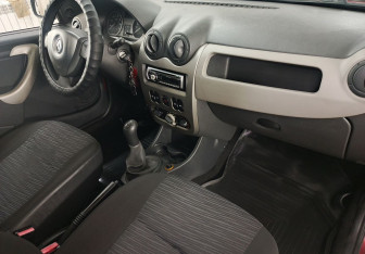 Подержанный автомобиль Renault Sandero 2011 года (12 фото)