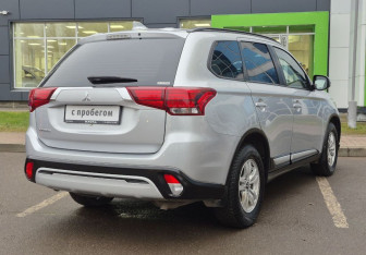 Подержанный автомобиль Mitsubishi Outlander 2022 года (5 фото)