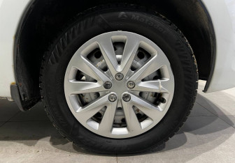 Подержанный автомобиль Toyota Auris Hatchback 2008 года (9 фото)