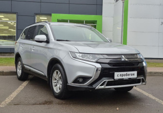 Подержанный автомобиль Mitsubishi Outlander 2022 года (3 фото)