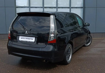 Подержанный автомобиль Mitsubishi Grandis 2007 года (4 фото)