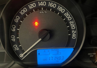 Подержанный автомобиль Toyota Auris Hatchback 2013 года (15 фото)