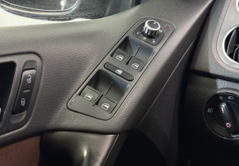 Подержанный автомобиль Volkswagen Tiguan 2008 года (14 фото)