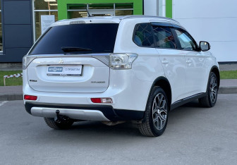 Подержанный автомобиль Mitsubishi Outlander 2014 года (5 фото)
